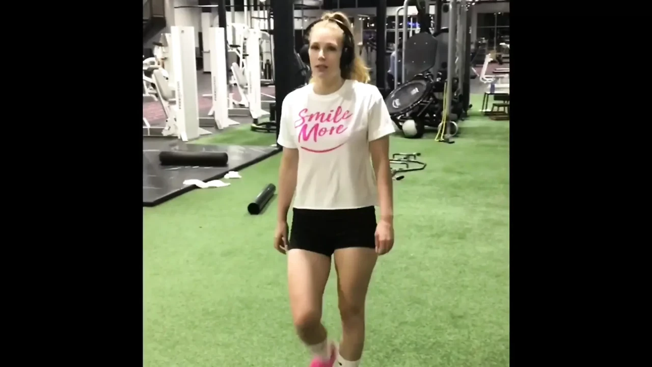Guy’s Italian gf from gym cheats after workout