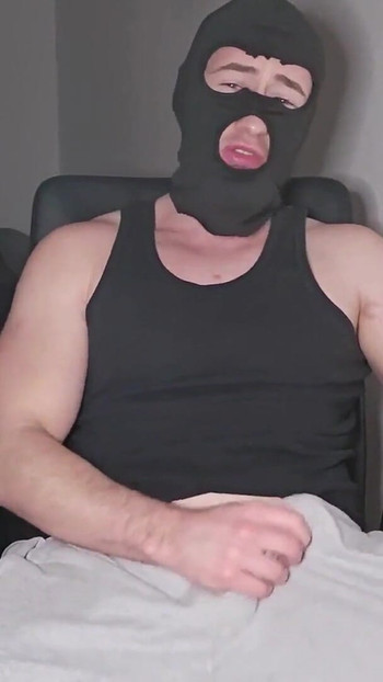 ¡La dominación sucia alemana se masturba! Papi caliente ordena una polla gruesa y explota el semen - sigue en X: PhantomGentx | Clip 1