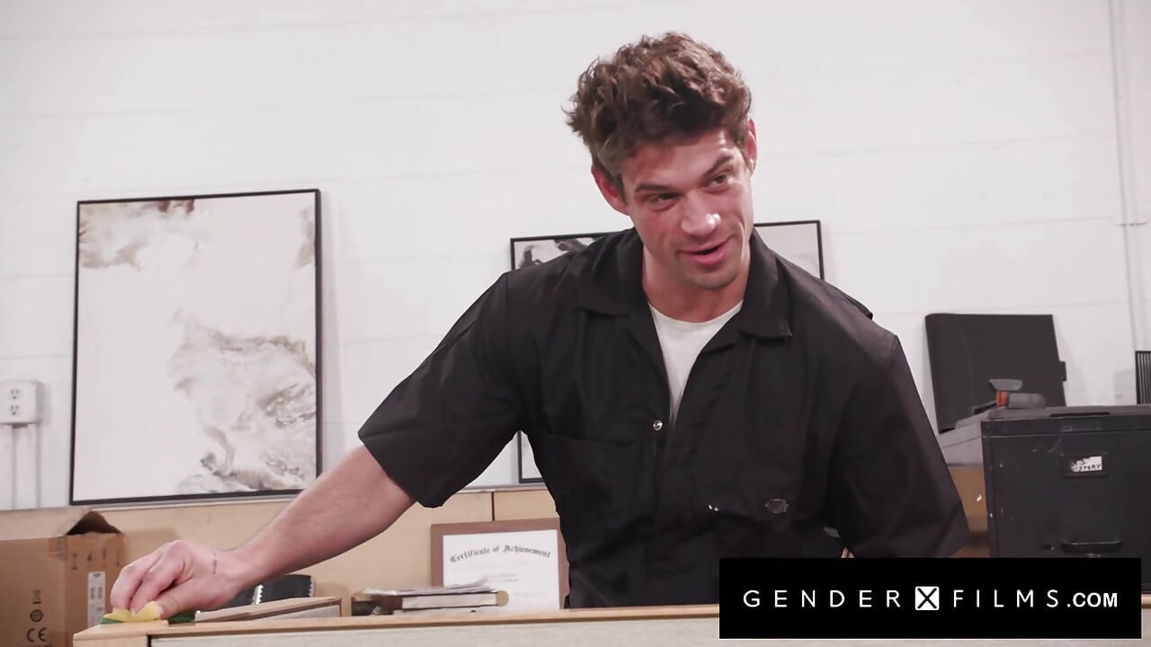 GENDERX FILMS - Enorme pau zelador rails loira trans Aubrey Kate em sua mesa