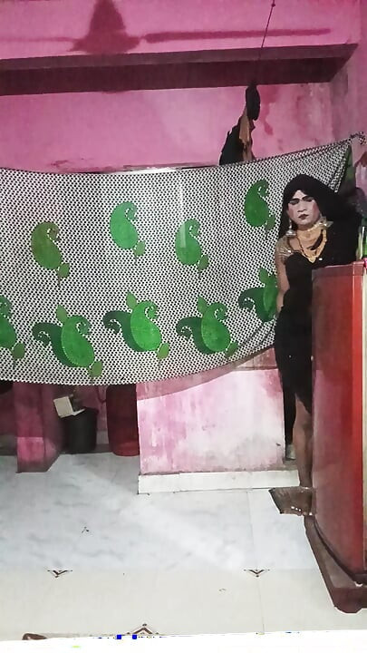 Madhuri bhabhi apni gand me do egg dalikali sari pehenkar