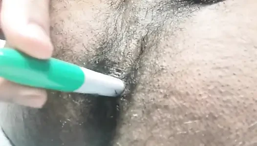 Hintli genç kız sharpie'yi götüne sokuyor