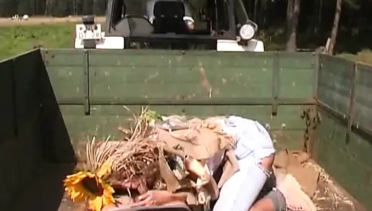 Cewek jerman ini pengen banget nyepong kontolnya di dalam truk