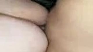 Une femme se fait baiser par une grosse bite noire