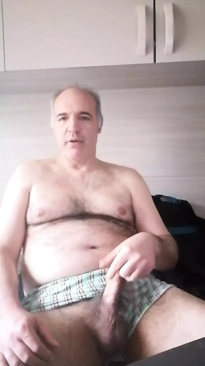 Pišam u praznu flašu i drkam kurac jako kao gvožđe