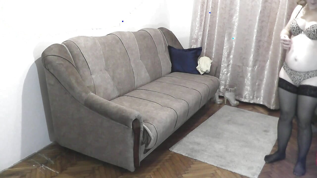 Kocası karısını erotik bir fotoğraf çekimi için fotoğrafçıya getirdi. Büyük doğal memeler domaltmalı domaltmalı orta yaşlı seksi kadın çoraplı. Seks
