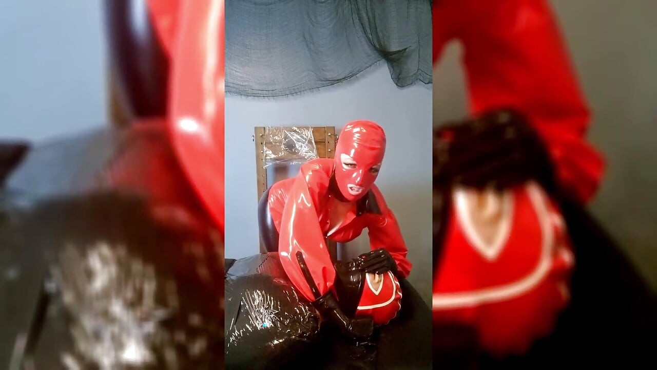Juego de aliento extremo en esclavo momificado en látex