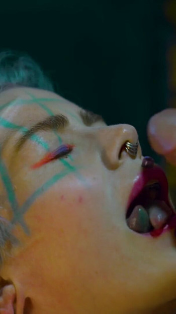 BVC obezbeđenje je uhvatilo tetoviranu devojku kako jebe njenu pičku tako dobro pa ju je jebao analno | Klip 1