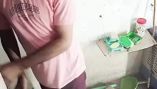 Göt amcık sikiyor yarak emiyor göğüslerini emiyor memeden süt emiyor ve domaltarak yarağa oturuyor ve doğrudan Hintçe seste yatıyor