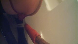 Selbstgedrehter Wasserdildo in der Badewanne