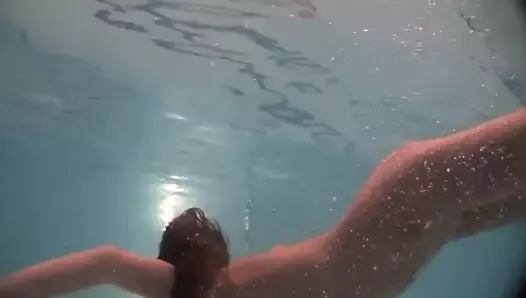 Piękne wykwintne ciało nastolatek Natalia Kupalka pływanie nago