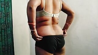 La donna indiana sexy fa sesso hardcore con il suo servo