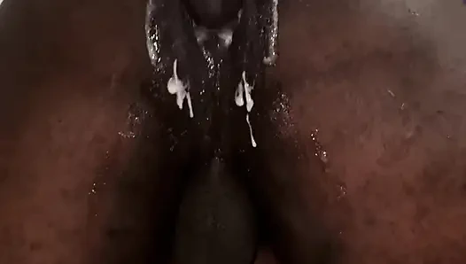 Ebenholz-ehefrau lässt ehemann einen sahnigen prostata-orgasmus haben (Die kreams)