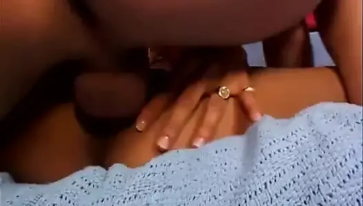 Pelacur latina nyepong kontol kayak jagoan dan dicrot sperma hangat di kepala dan rambutnya