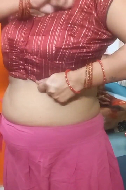 Une très belle bhabhi indienne en sari rouge