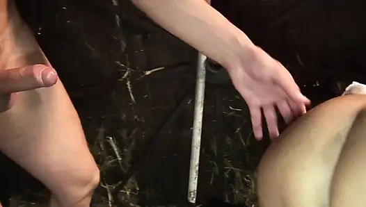 Süper seksi sarışın kız iki sert yarakla çifte penetrasyon seks yapıyor