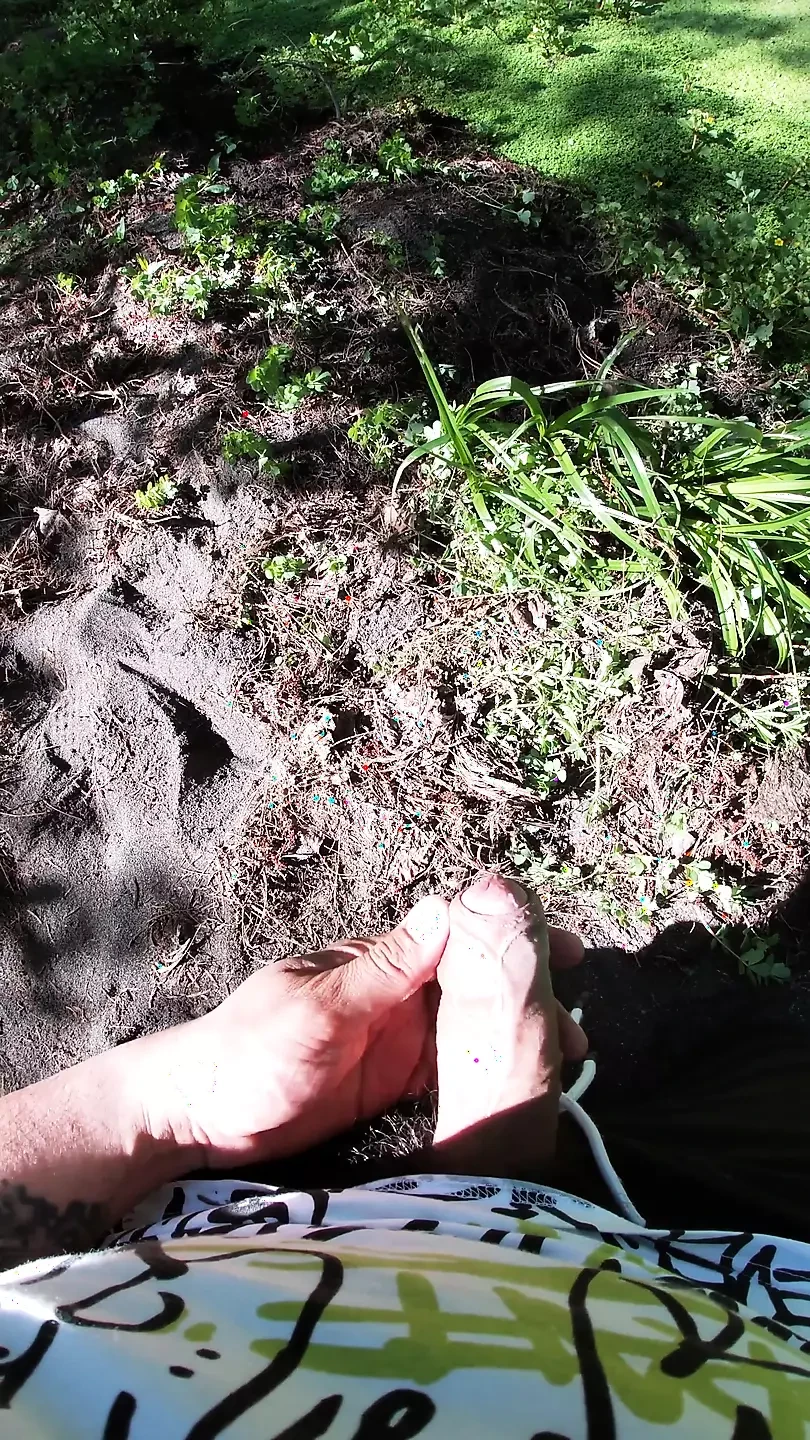 Ingeschakeld in het bos: betrapt door de landeigenaar terwijl hij zichzelf aanraakt