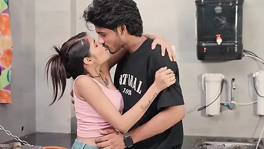 Wife ke jane ke baad Jija ne apni choti sali ko kitchen me hi pata kar kiya sex Cumshot