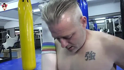 Wie man als pornostar im fitnessstudio trainiert