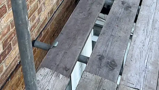 Mastürbasyon Yaparken Ve Film Çekerken Işçilerin Pencereden Izlemesine Izin Vermekten Hoşlanıyor