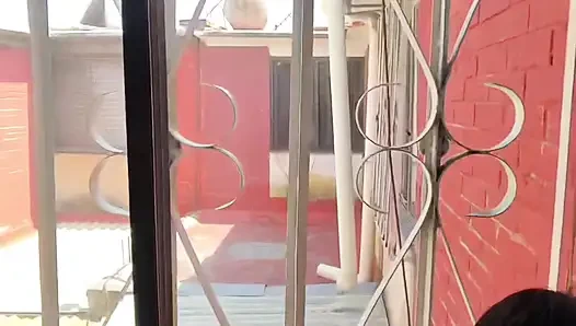 Riva ateşli bir şekilde uyandı ve pencerede sikişmeye başladık, şimdi komşu bizi gördü