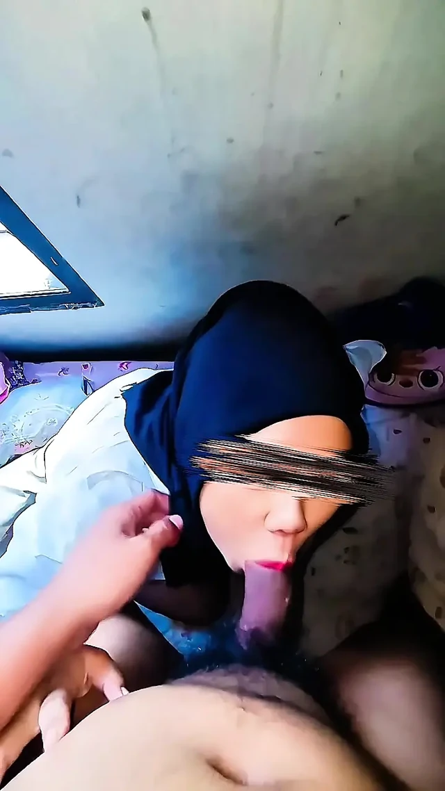 indonesian Hijab whore doing Blowjob and get her pussy shoved by Asian Dick