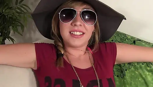 Sarışın hatun götünü zonklayan yarakla genişliyor