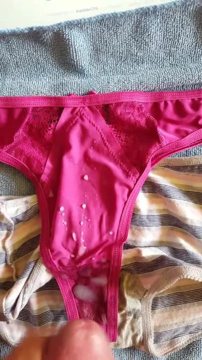 Un pic de sperma pe chilotei mamei