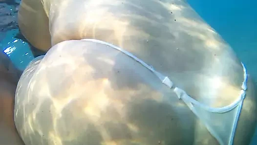 Luna mengisap corongnya di bawah air sebelum bercinta