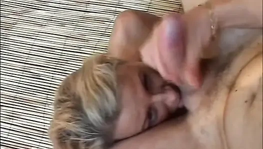 Фантастическую милфу с волосатой киской трахнули в задницу и кончили на очко и рот двумя огромными винтажными членами