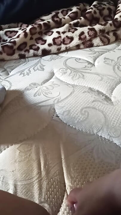 Stara się umieścić całą świecę w mojej dupie