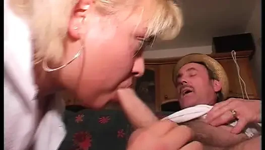 Seksi Alman sarışın yaşlı bir adamın yarağına biniyor