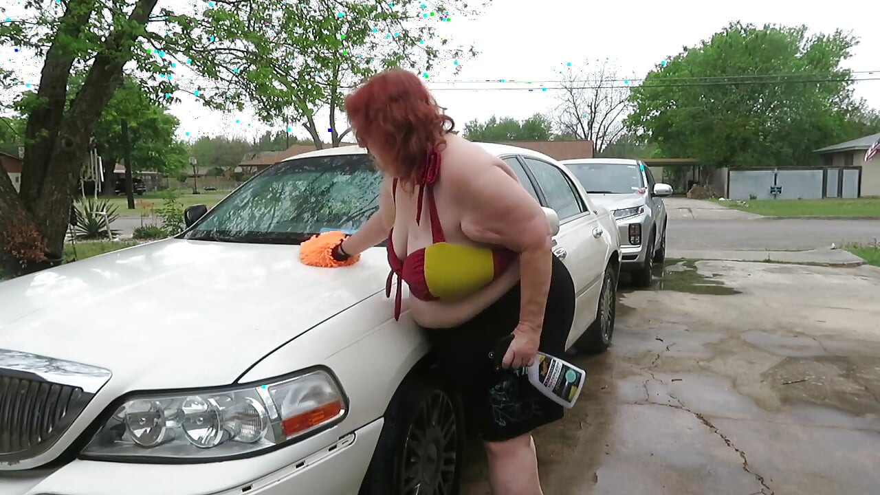 Seksi olgun iri güzel kızıl saçlı hemşire Vicki arabasını yıkıyor!
