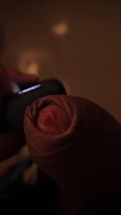 Felejthetetlen pillanat a "Big Uncut Cock Sex, Demon Handsfree Vibrator Blast, Cum On Mirror" című filmből,
