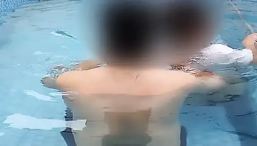 Ateşli bir çiftin yüzme havuzunda riskli eğlencesi.