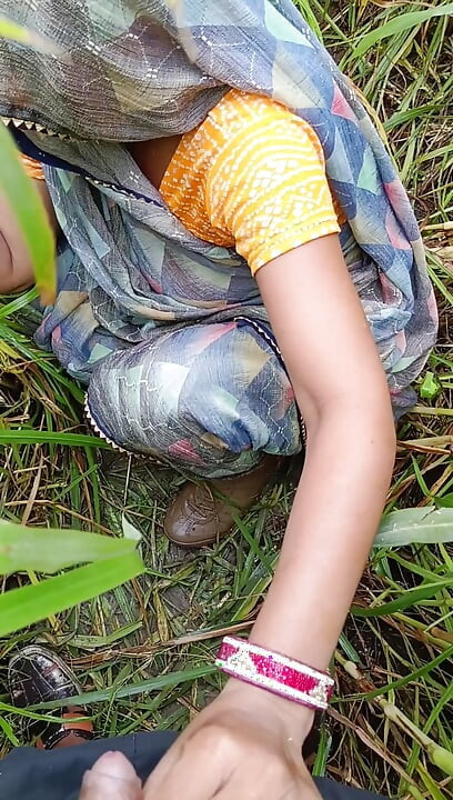 Gaon ki desi ladki ko sadi mein khet per doggy Banakar munh mein land chuswa karke chod