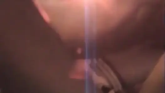 Развлечение в спальне с двумя разными членами