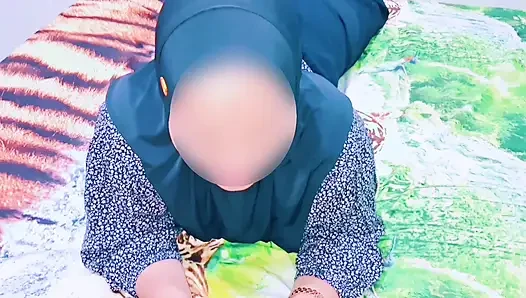 Creampie stoking jala cewek berhijab bertopeng hitam dengan stoking renda hitam
