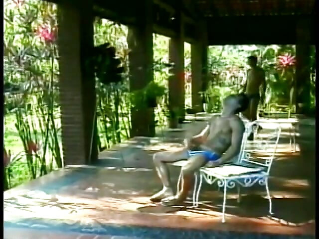 Dois caras gays ficam com tesão e se fodem na varanda