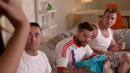 Rothaarige Hottie Gangbang Von Gut Bestückten Hengsten Auf Der Couch