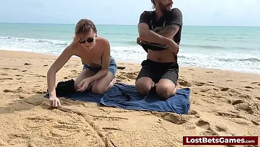 Game Strip Tic Tac Toe ini memblender kreativitas dengan rayuan