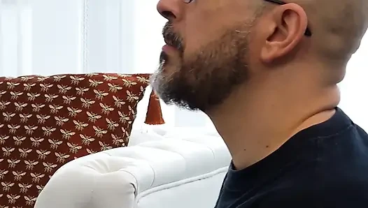 За кулисами, моя жена нимфоманка, и мне это нравится