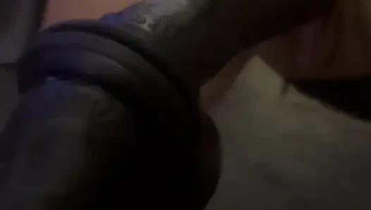 Pacar mengambil mainan sementara mengisap penisku