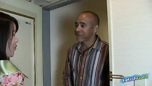 Cewek Asia seksi lagi asik muasin pria yang lebih tua sama kontol besar