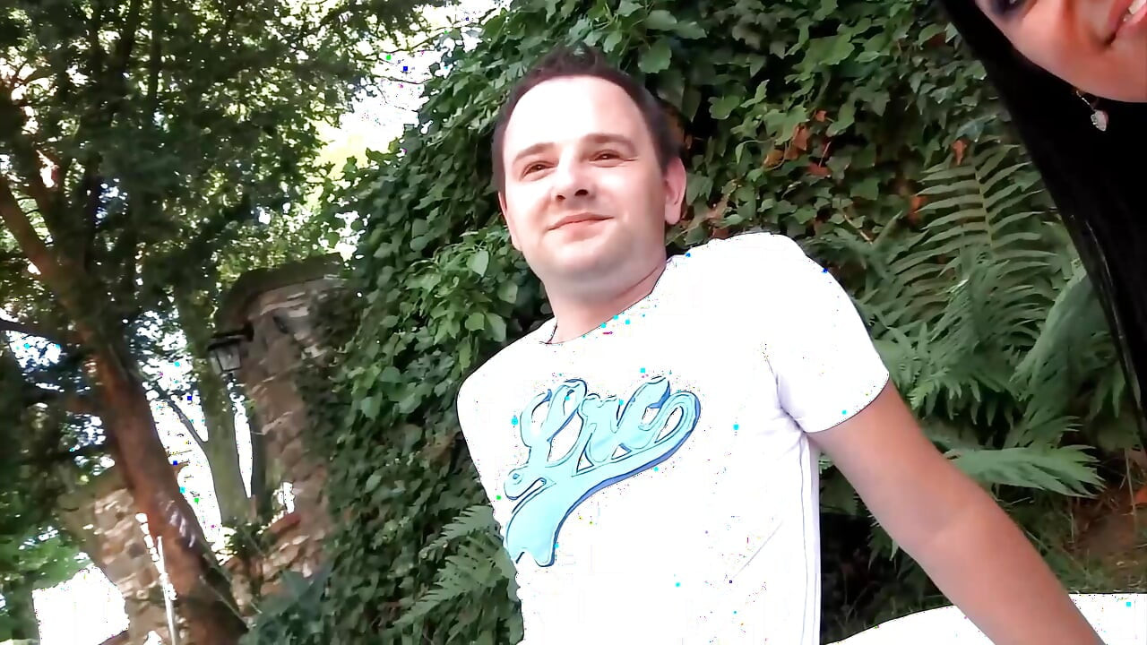 Brune Se Laisse Chouchouter Par Deux Hommes. Super Trio En Plein Air !