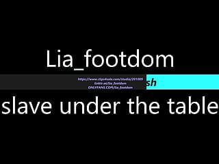 El esclavo del pie yace debajo de la mesa