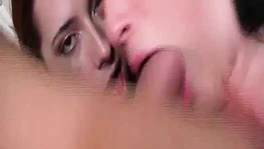 Kırmızı iç çamaşırlı esmer kadın kalın yarakla anal seks yapıyor
