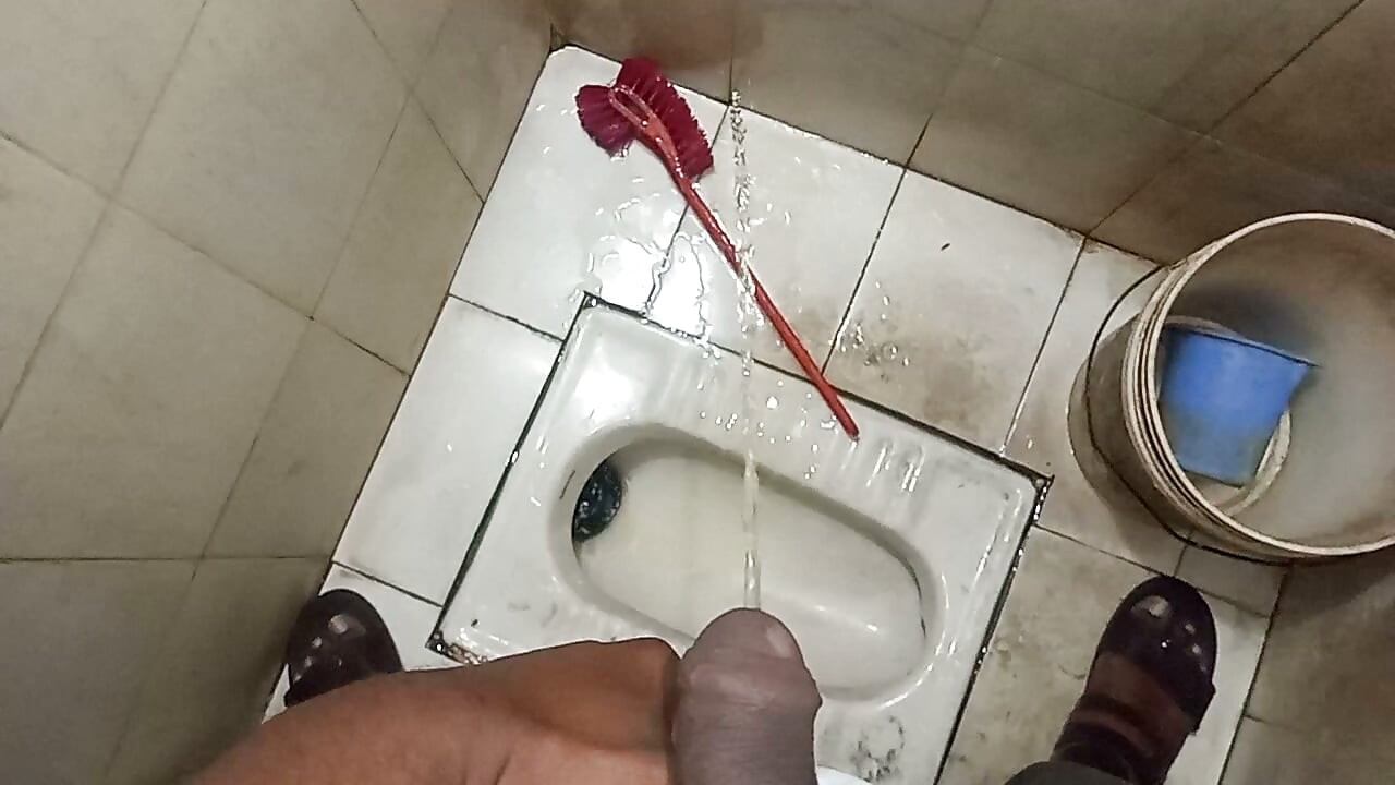 Ragazza indiana indiana che scopa la figa con le labbra che baciano