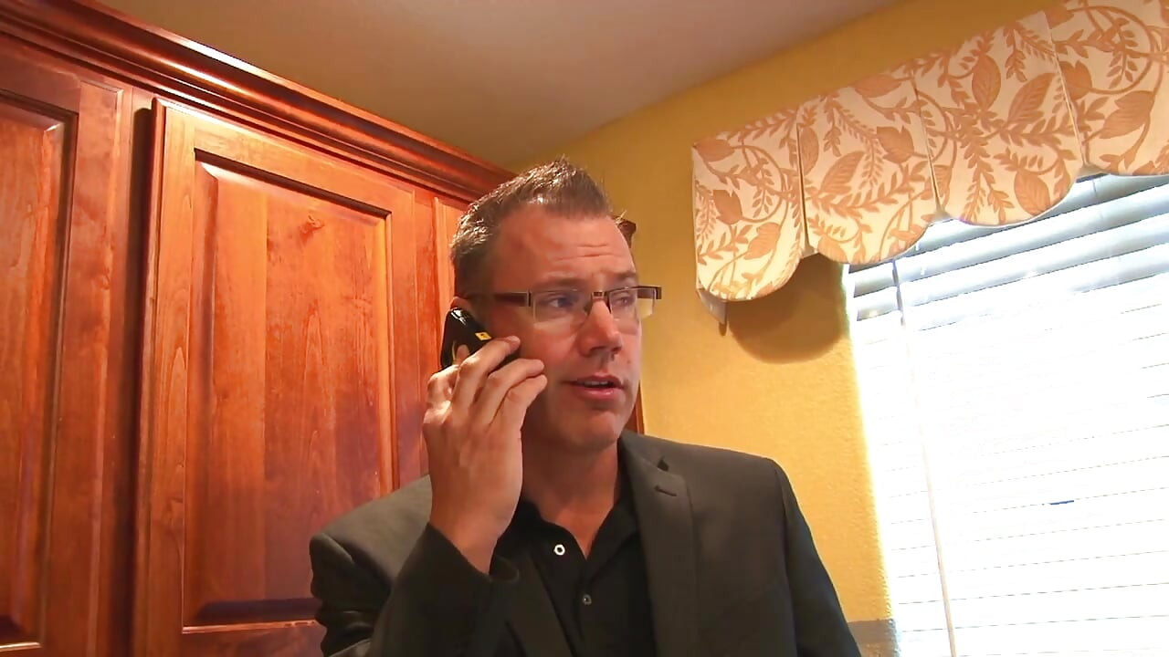 शर्मनाक परिपक्व आदमी एक युवा काले बाल वाली को चोदता है