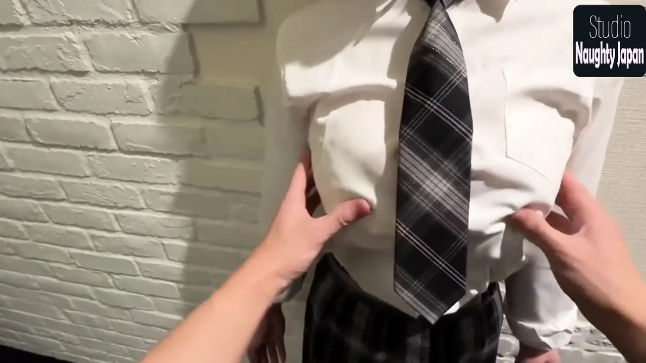 出乎意料的乳交和大胆的完成与丰满的制服女友, 狂野的化学捕捉到相机 1St