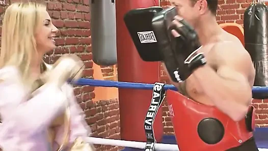 Hatunlar azgın sahne 2_busty sarışın bebek spor salonunda kişisel antrenörüyle sikişiyor